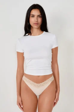 Tanga en V de microfibra y encaje