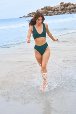 Top bikini triangular en material elástico