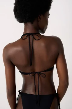 Top bikini triángulo con detalle de anillas