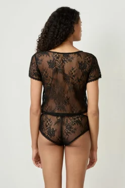 Top bordado de manga corta