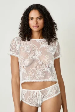 Top bordado de manga corta