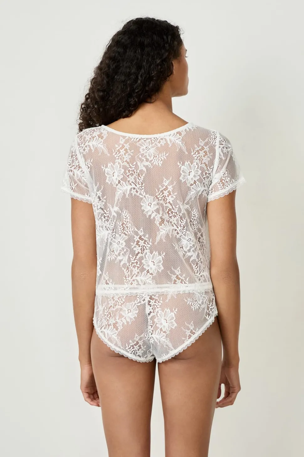 Top bordado de manga corta