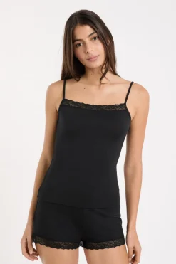 Top con detalles de encaje