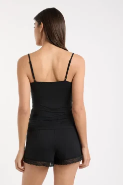 Top con detalles de encaje