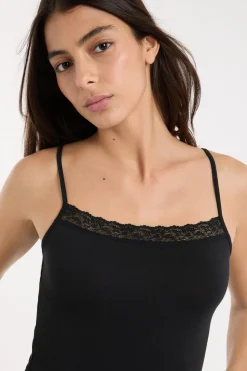 Top con detalles de encaje