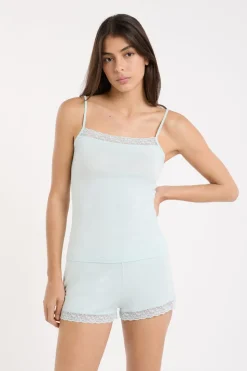 Top con detalles de encaje