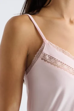 Top con tirantes finos de encaje