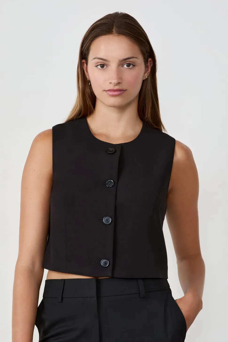 Top corto sin mangas con botones