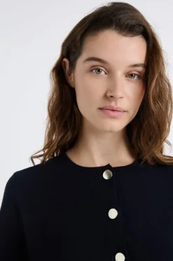 Top de manga larga con botones dorados