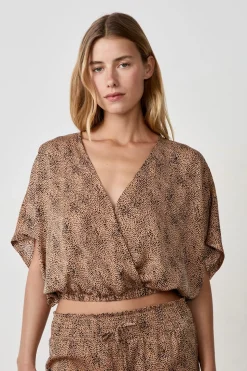 Top de satén de manga corta