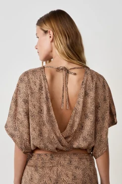 Top de satén de manga corta