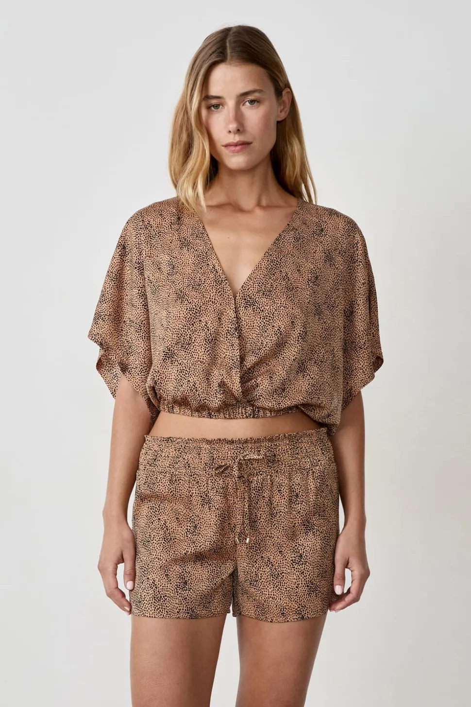 Top de satén de manga corta