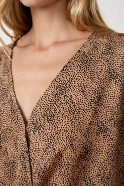 Top de satén de manga corta