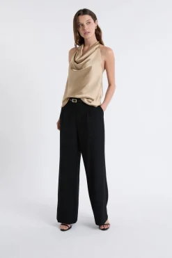 Top sans manches satiné avec col bénitier