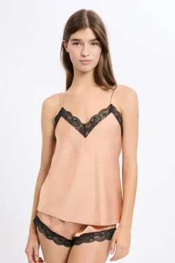 Top satinado con detalles de encaje