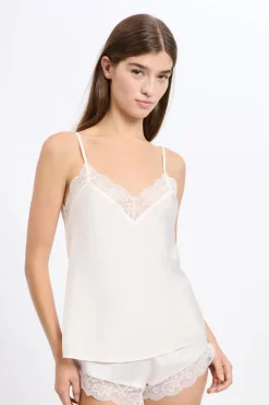 Top satinado con detalles de encaje