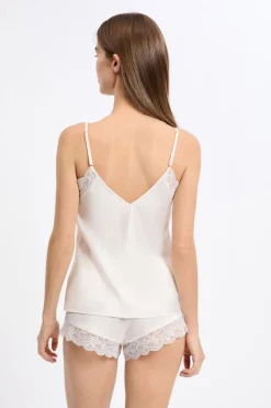 Top satinado con detalles de encaje