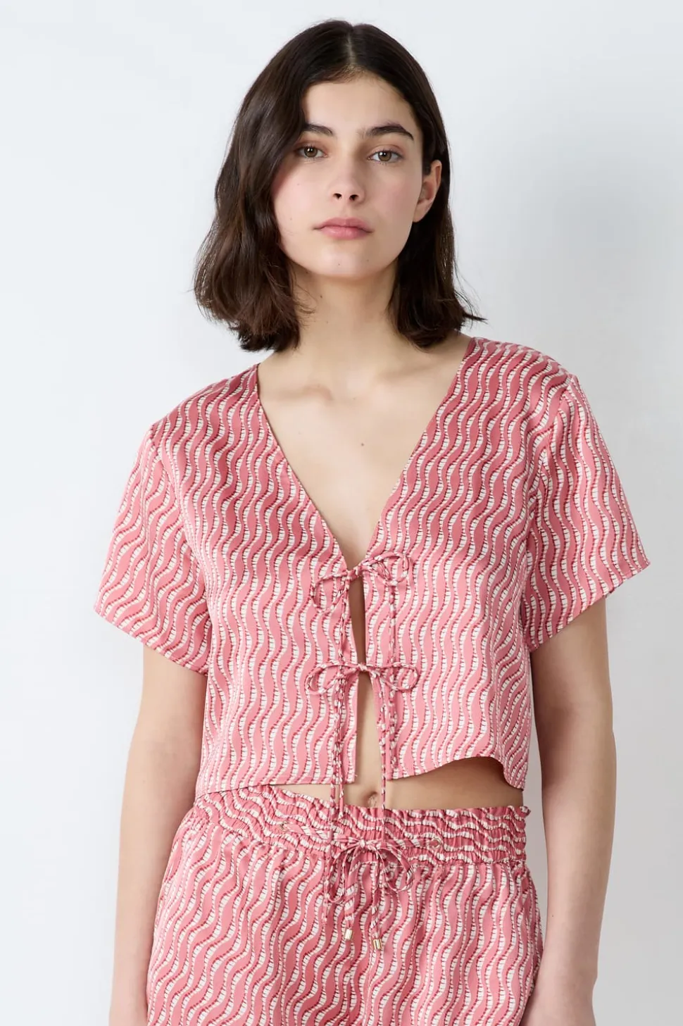 Top satinado estampado con lazos