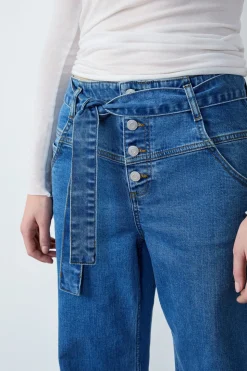 Vaqueros corte zanahoria con corbata