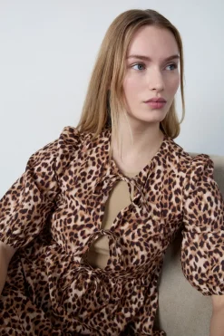 Vestido con lazada y estampado de leopardo