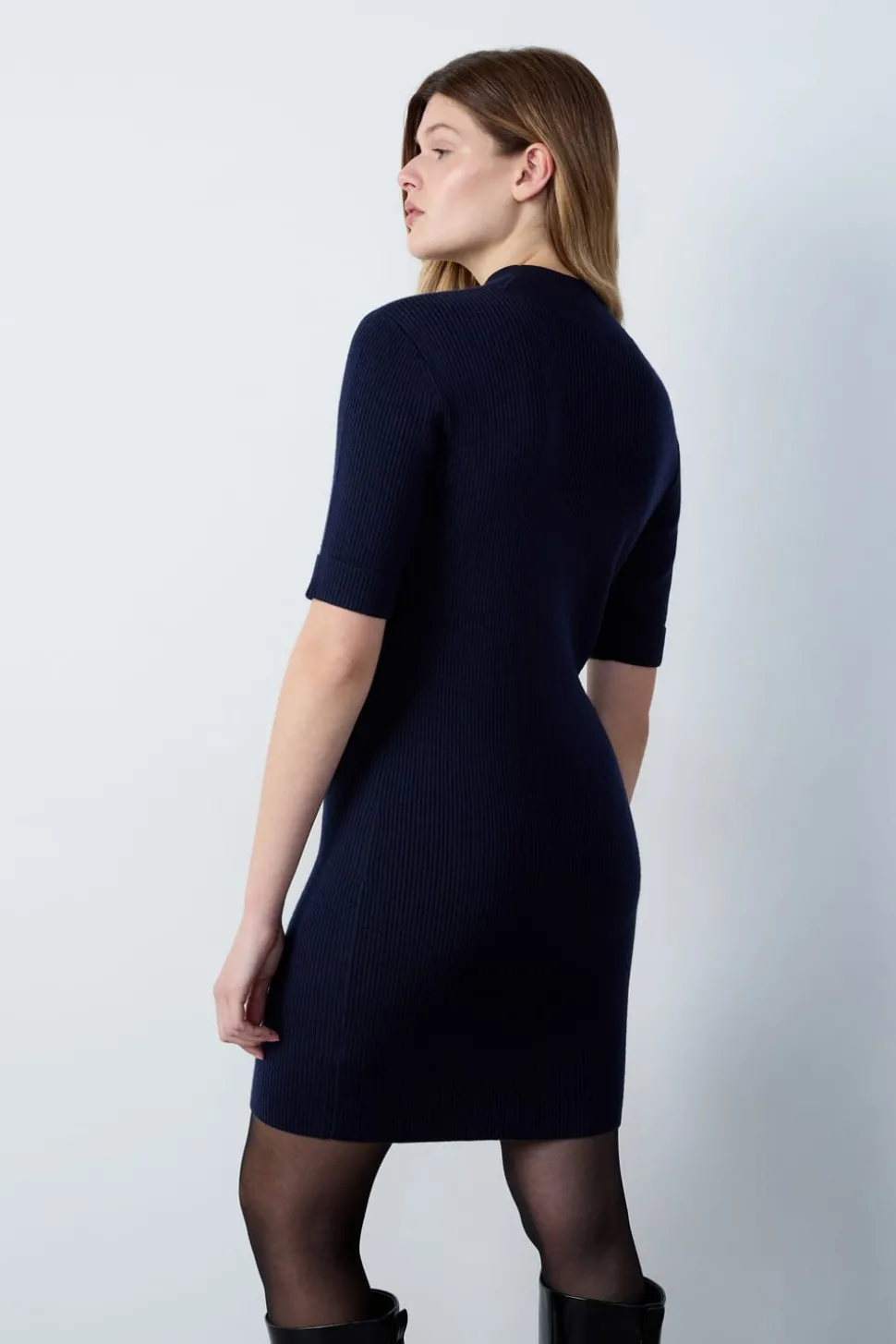 Vestido corto de cuello alto