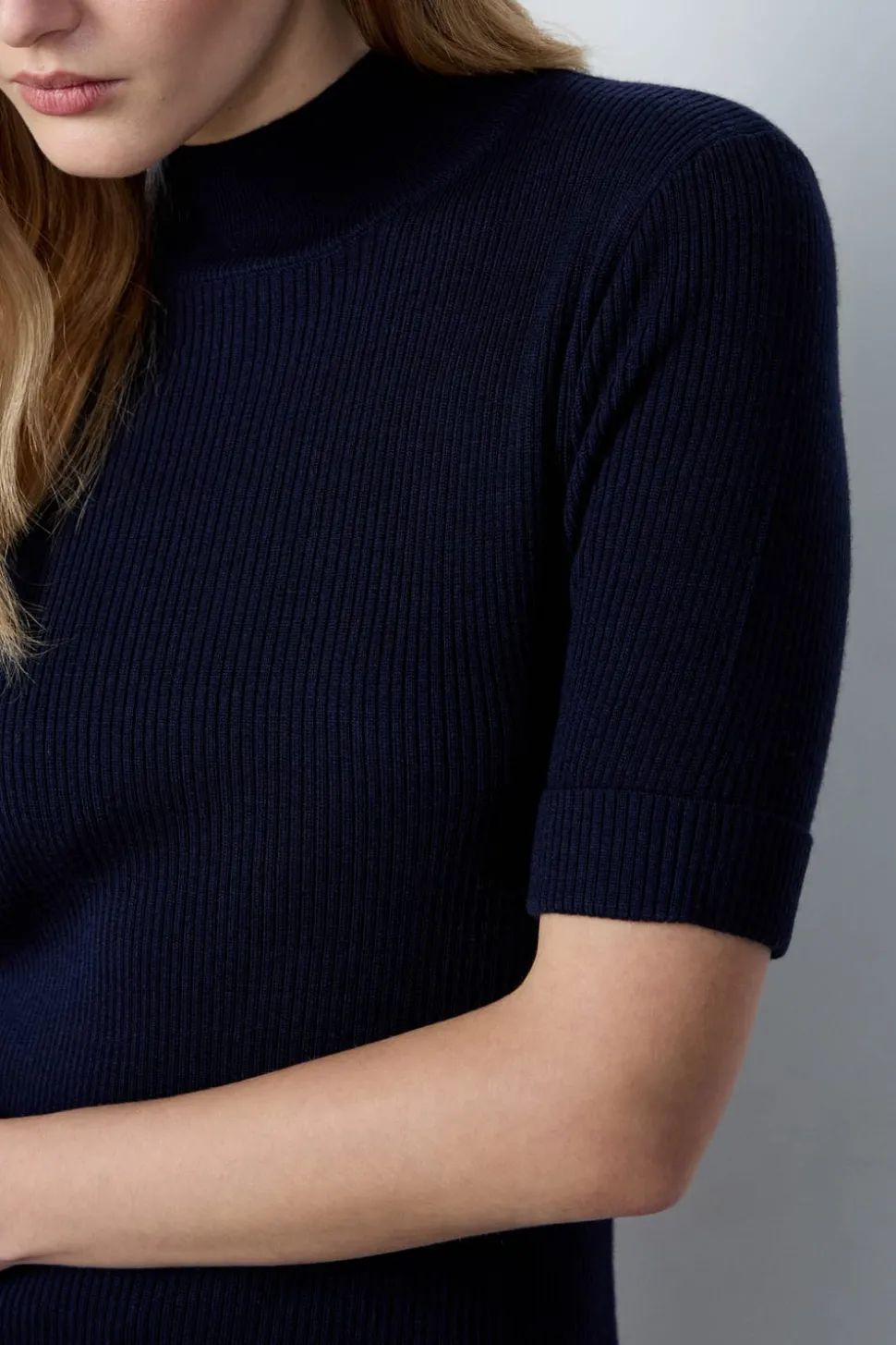 Vestido corto de cuello alto