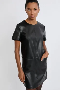 Vestido corto recto con efecto piel
