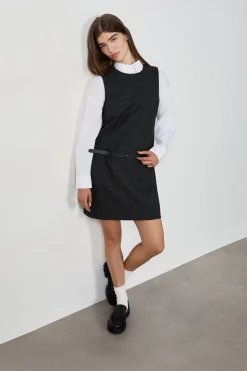 Vestido corto sin mangas con cinturón