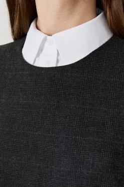 Vestido corto sin mangas con cinturón