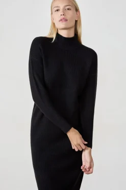 Vestido de largo medio con cuello alto