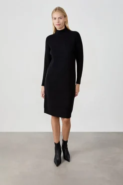 Vestido de largo medio con cuello alto