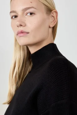 Vestido de largo medio con cuello alto