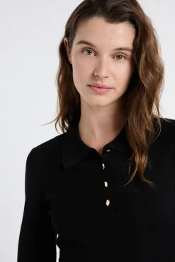 Vestido de manga larga con botones dorados