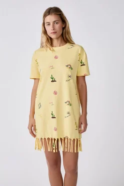 Vestido estilo camiseta estampado con flecos