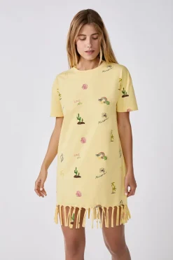 Vestido estilo camiseta estampado con flecos
