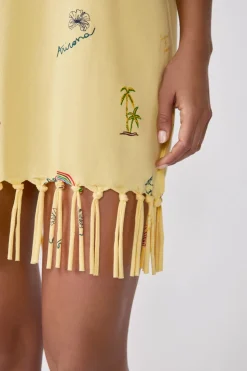 Vestido estilo camiseta estampado con flecos