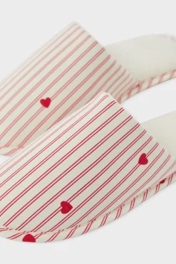 Zapatillas destalonadas con motivos de corazones y algodón